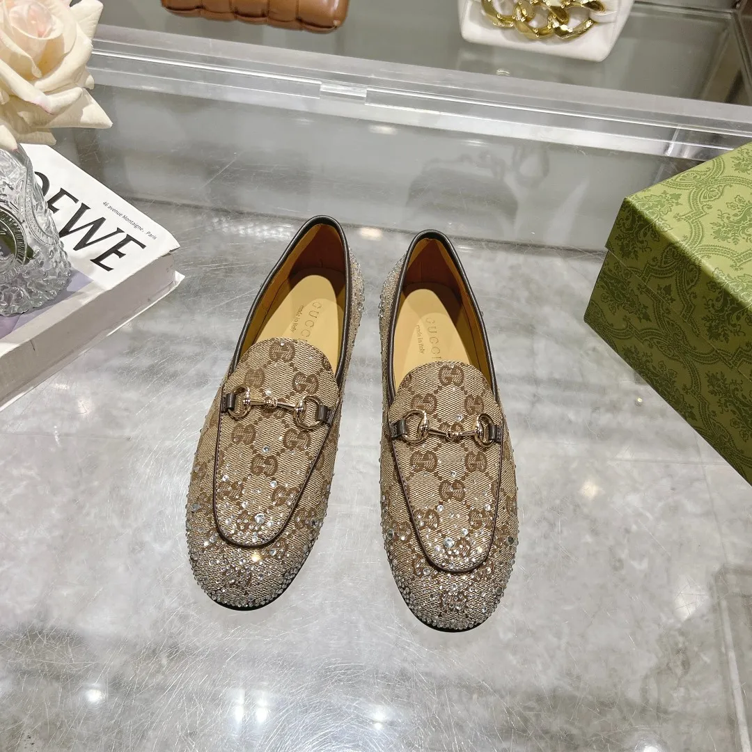 👟👟Ex-factory price 500👟👟 Women's Shoes Women's Clothing Genuine Leather Sole +50 Burgundy G Diamond (35-41) (41/42 Customized) As an outstanding representative of Gucci's design heritage, the Jordaan series of loafers with horsebit buckles vividly highlight the classic elegance. Crafted from the brand's signature monogram canvas, this shoe is timeless. Made from soft material and with a refined, smooth silhouette, these shoes are a perfect expression of everyday elegance. Gucci Angora Red GG Canvas Women Light Gold Tone Hardware Horsebit Faceted Crystal Detail Leather Sole Flat